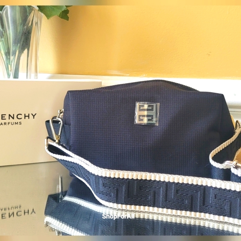 Givenchy - Picture 2 of 16